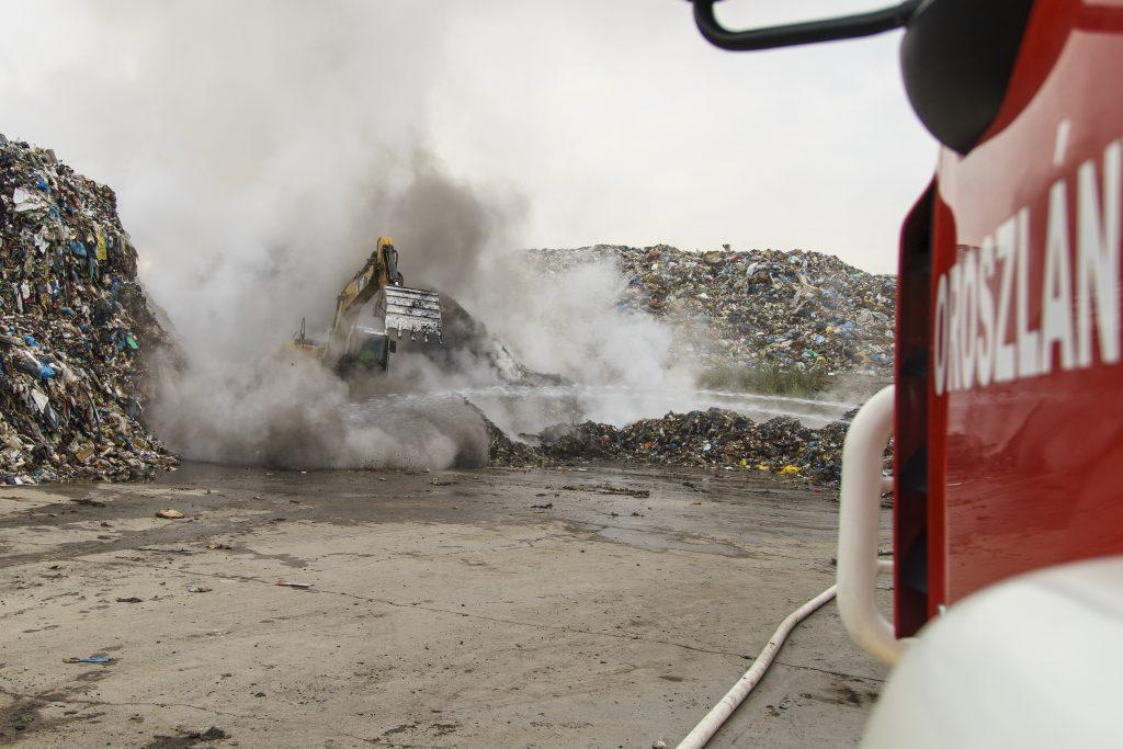 Tűz az oroszlányi szeméttelepen