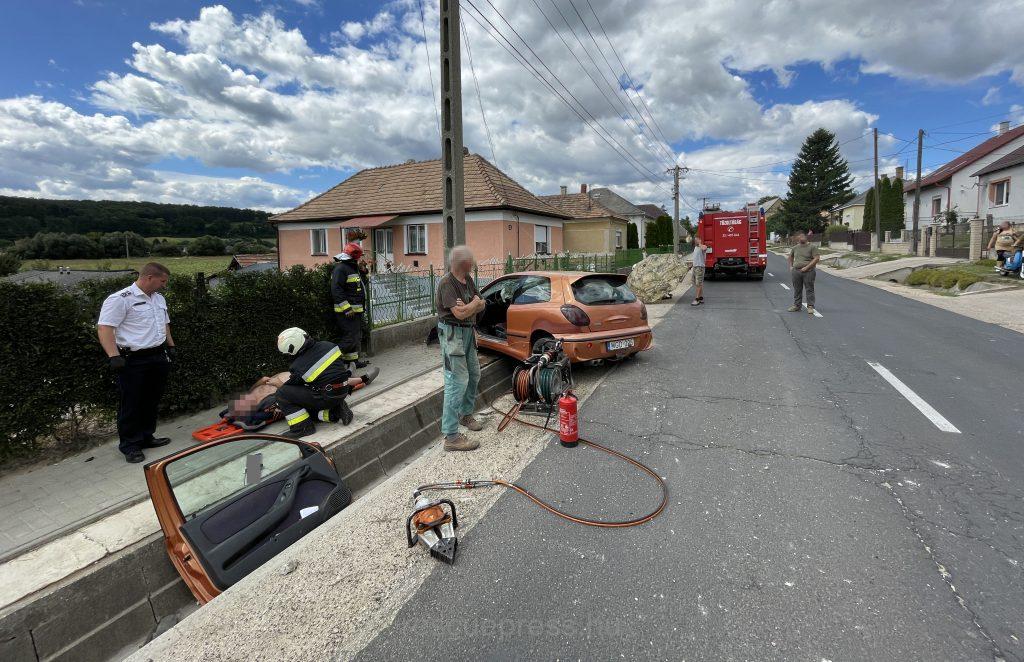 Árokba csapódott egy autó Bakonycsernyén