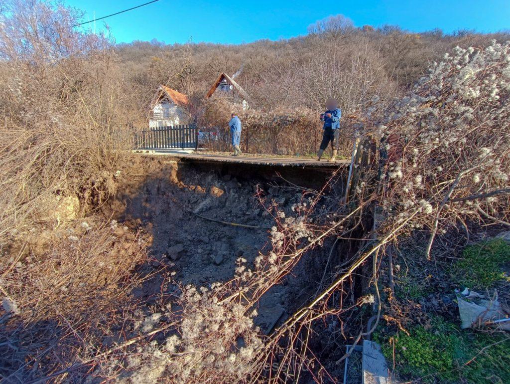 Csőtörés miatt földcsuszamlás Csókakőn!