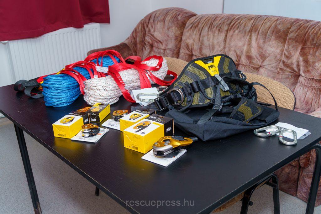 Korszerű magasból-mélyből mentő eszközöket kaptak a móri tűzoltók.