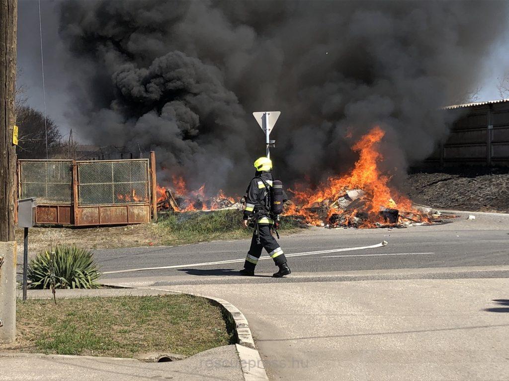 Kukásautó rakterében keletkezett tűz