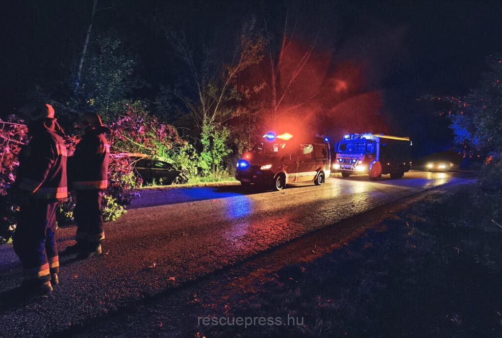 Fák közé csapódott egy autó Bakonycsernyénél