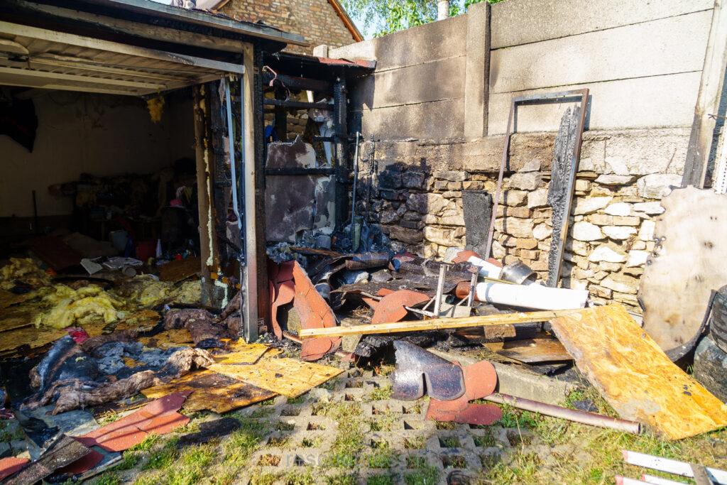 Csónak tároló égett Móron