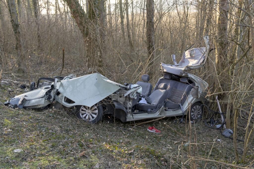 Fának csapódott egy autó Fehérvárcsurgónál