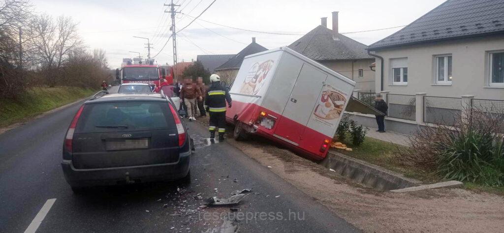 Mozgó Árus autó borul árokba Móron